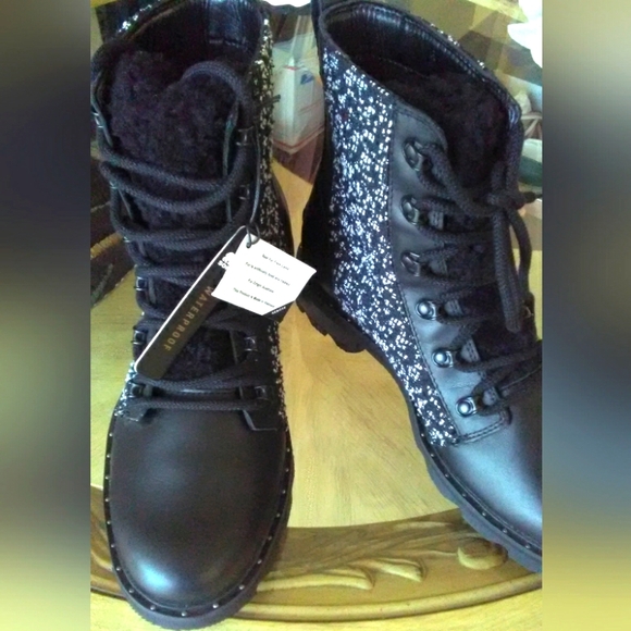 BNWT WOMENS SOREL SZ. 10 BOOTS W/ LAMB FUR BLACK W/ WHITE LEATHER AMAZING BOOTS - Picture 8 of 9